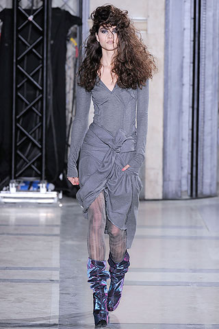 Vestido escote v gris con frunces Vivienne Westwood